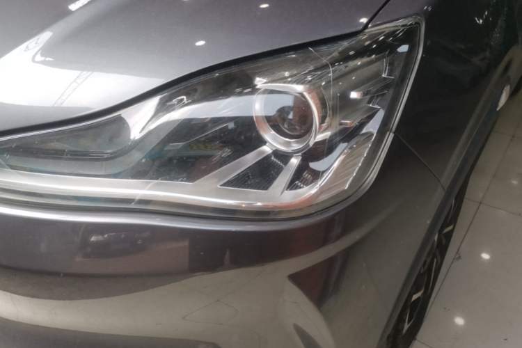 Used NETA V 2021 Long-Range Entertainment Edition Upgrade Model Left Front Headlight