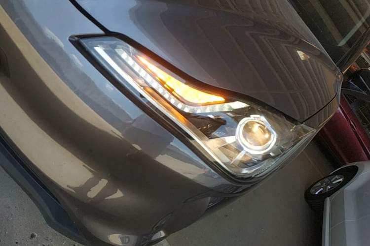 Used NETA V 2021 Standard Range Entertainment Version – Upgraded Model Left Front Headlight