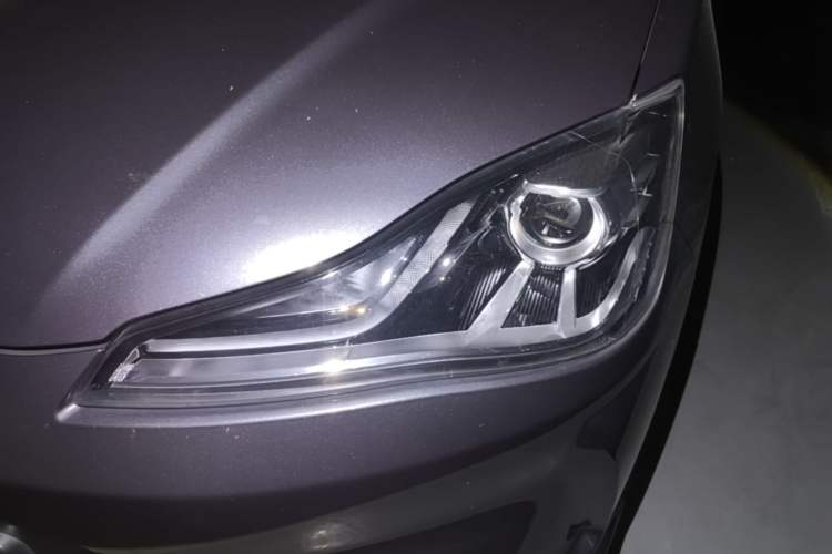 Used NETA V 2021 Long-Range Entertainment Edition Upgrade Model Left Front Headlight