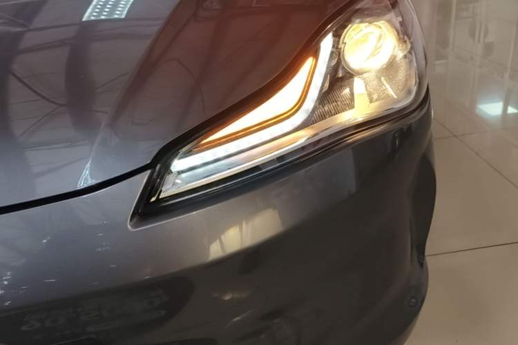 Used NETA V 2021 Long-Range Entertainment Edition Left Front Headlight