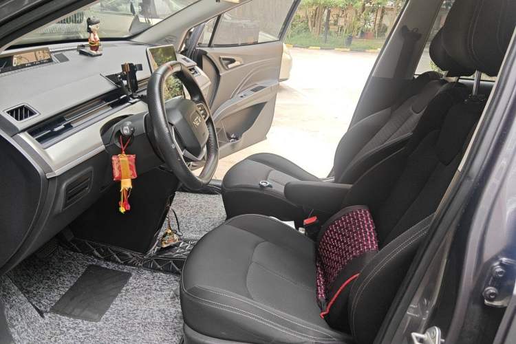 Used NETA V 2021 Standard Range Entertainment Version – Upgraded Model Left Front Seat