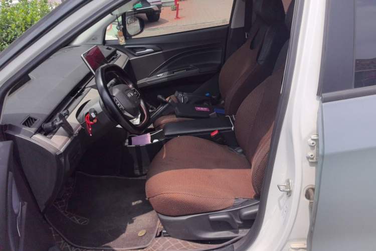 Used NETA V 2021 Long-Range Entertainment Edition Upgrade Model Left Front Seat