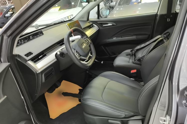 Used NETA V 2021 Long-Range Entertainment Edition Upgrade Model Left Front Seat
