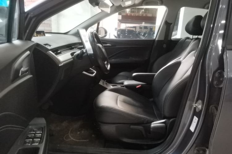 Used NETA V 2021 Long-Range Entertainment Edition Upgrade Model Left Front Seat
