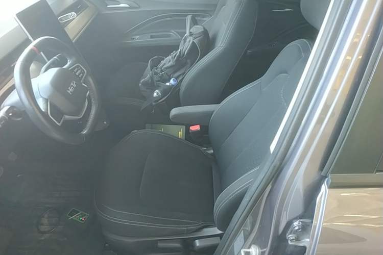 Used NETA V 2021 Standard Range Entertainment Version – Upgraded Model Left Front Seat