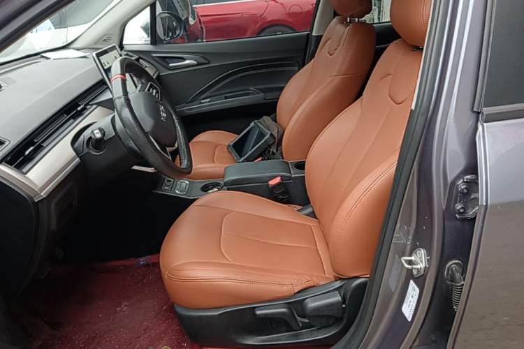 Used NETA V 2021 Standard Range Entertainment Version – Upgraded Model Left Front Seat