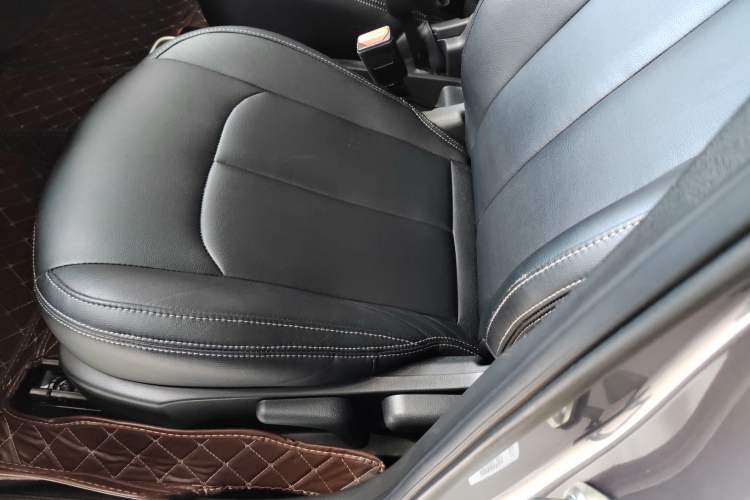 Used NETA V 2021 Standard Range Entertainment Version – Upgraded Model Left Front Seat
