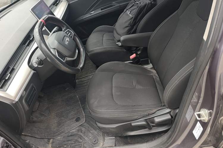 Used NETA V 2021 Standard Range Entertainment Version – Upgraded Model Left Front Seat
