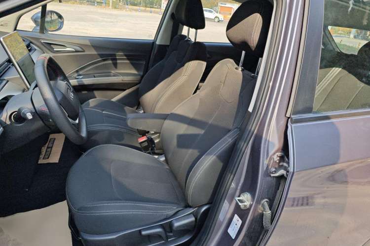 Used NETA V 2021 Standard Range Entertainment Version – Upgraded Model Left Front Seat