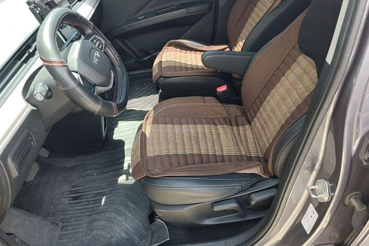 Used NETA V 2021 Standard Range Entertainment Version – Upgraded Model Left Front Seat