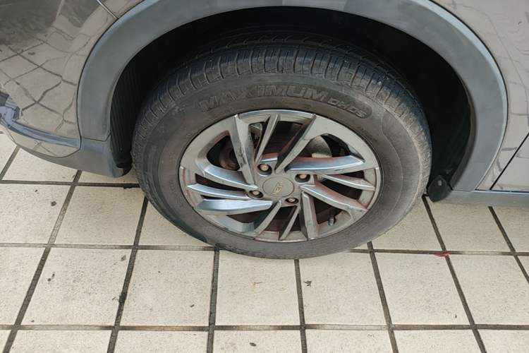 Used NETA V 2021 Standard Range Entertainment Version – Upgraded Model Left Front Wheel Hub