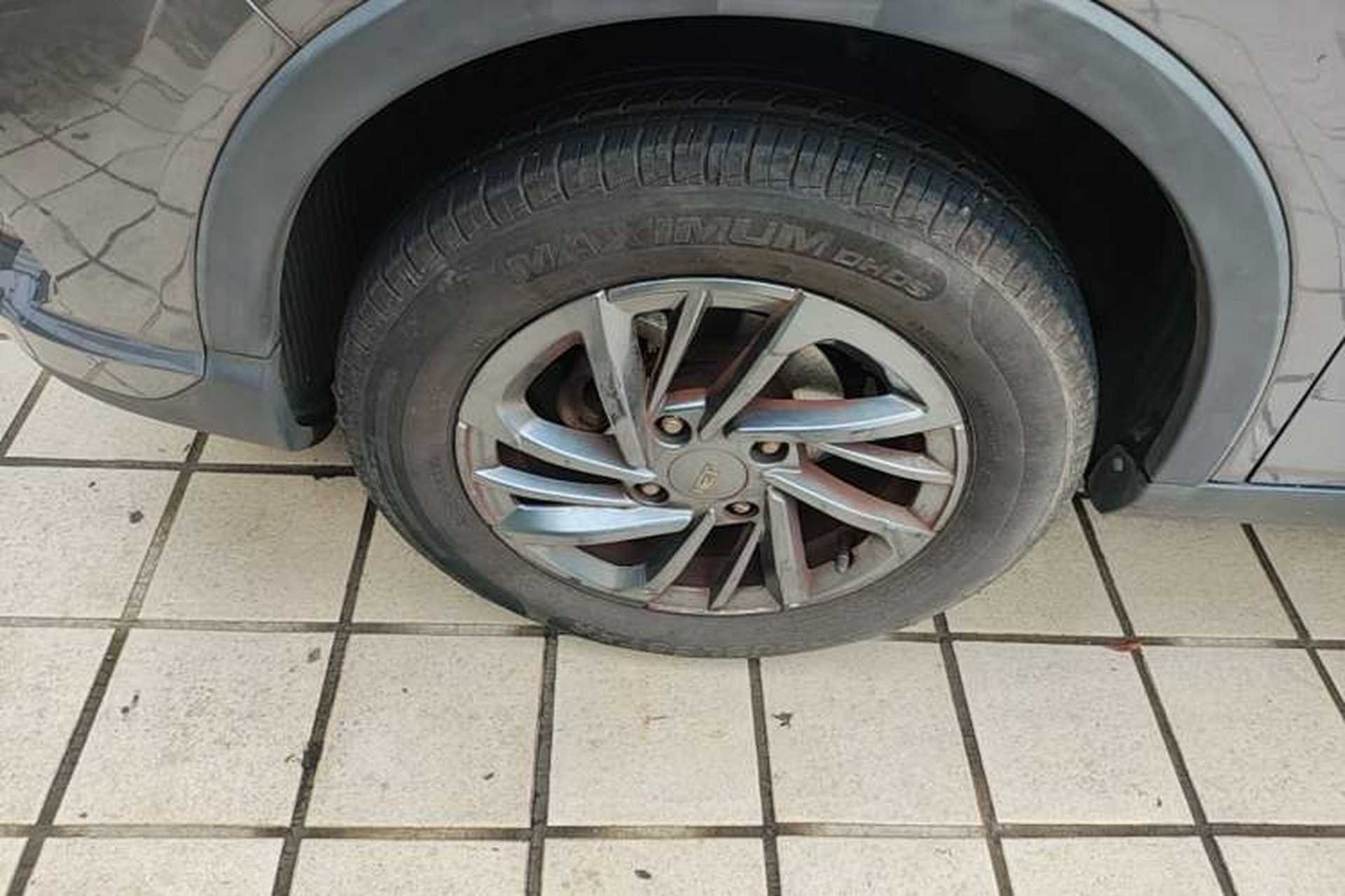 Used NETA V 2021 Standard Range Entertainment Version – Upgraded Model Left Front Wheel Hub