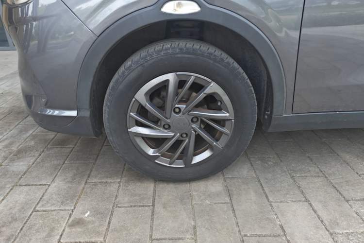 Used NETA V 2021 Standard Range Entertainment Version – Upgraded Model Left Front Wheel Hub