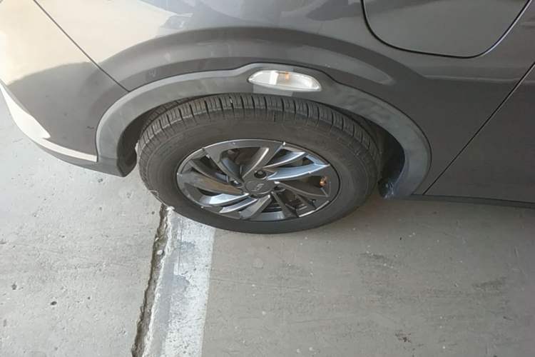 Used NETA V 2021 Standard Range Entertainment Version – Upgraded Model Left Front Wheel Hub