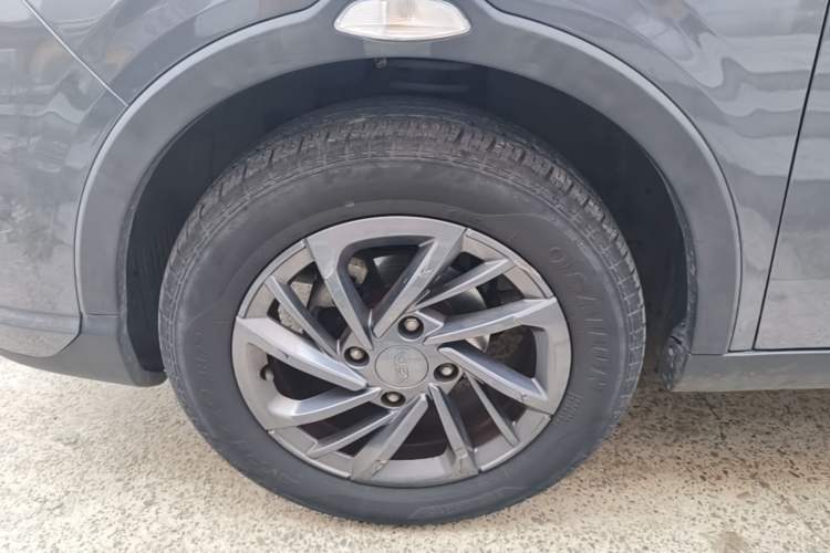 Used NETA V 2021 Standard Range Entertainment Edition Left Front Wheel Hub