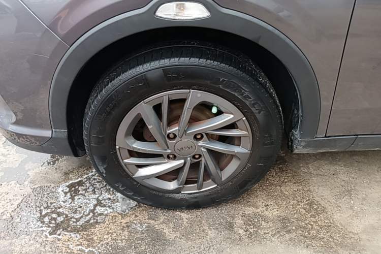 Used NETA V 2021 Standard Range Entertainment Version – Upgraded Model Left Front Wheel Hub