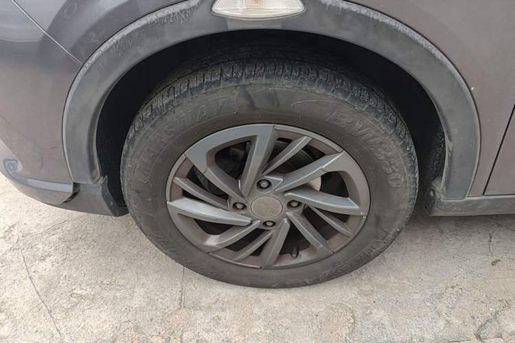 Used NETA V 2021 Standard Range Entertainment Version – Upgraded Model Left Front Wheel Hub