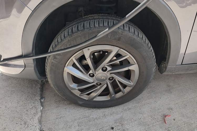 Used NETA V 2021 Standard Range Entertainment Version – Upgraded Model Left Front Wheel Hub