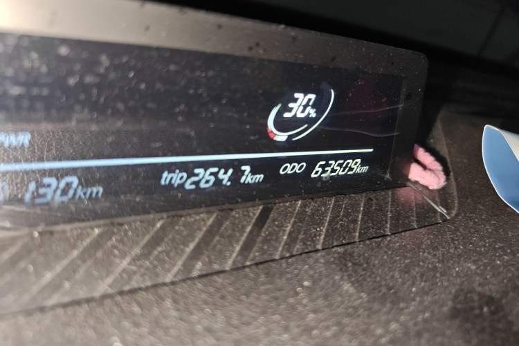 Used NETA V 2021 Long-Range Entertainment Edition Odometer Close Up