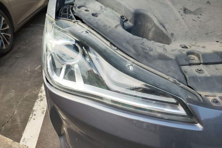Used NETA V 2021 Long-Range Entertainment Edition Upgrade Model Right Front Headlight