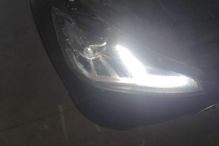 Used NETA V 2021 Long-Range Entertainment Edition Upgrade Model Right Front Headlight