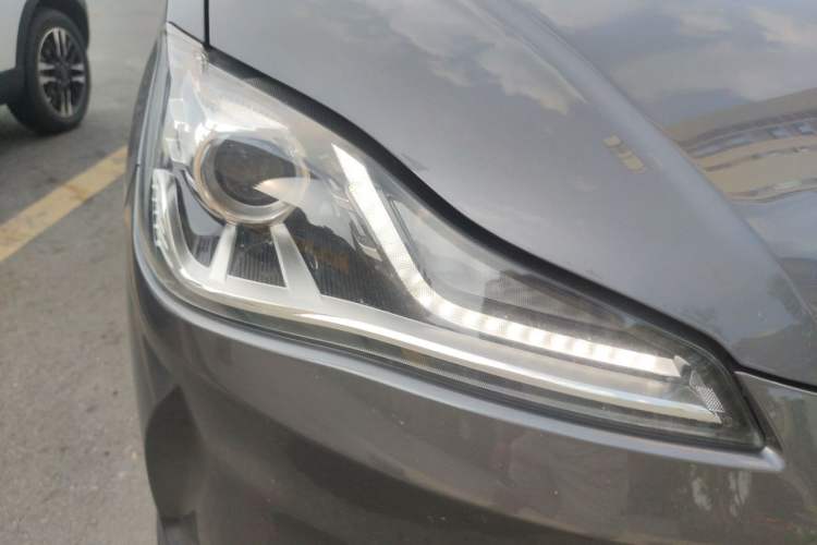 Used NETA V 2021 Long-Range Entertainment Edition Right Front Headlight