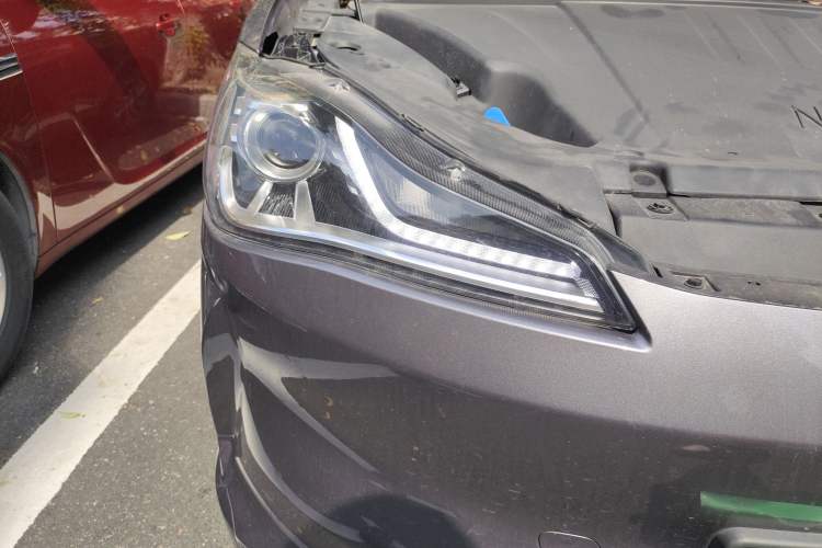 Used NETA V 2021 Standard Range Entertainment Version – Upgraded Model Right Front Headlight