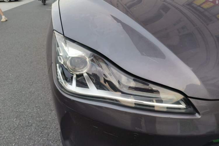 Used NETA V 2021 Long-Range Entertainment Edition Upgrade Model Right Front Headlight