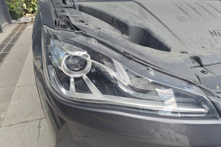 Used NETA V 2021 Standard Range Entertainment Version – Upgraded Model Right Front Headlight