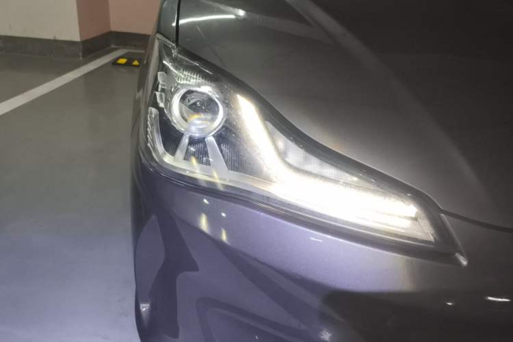 Used NETA V 2021 Long-Range Entertainment Edition Upgrade Model Right Front Headlight