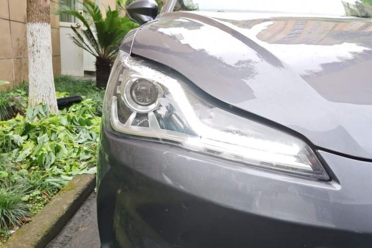 Used NETA V 2021 Long-Range Entertainment Edition Upgrade Model Right Front Headlight