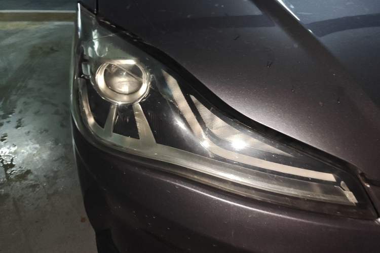 Used NETA V 2021 Long-Range Entertainment Edition Right Front Headlight