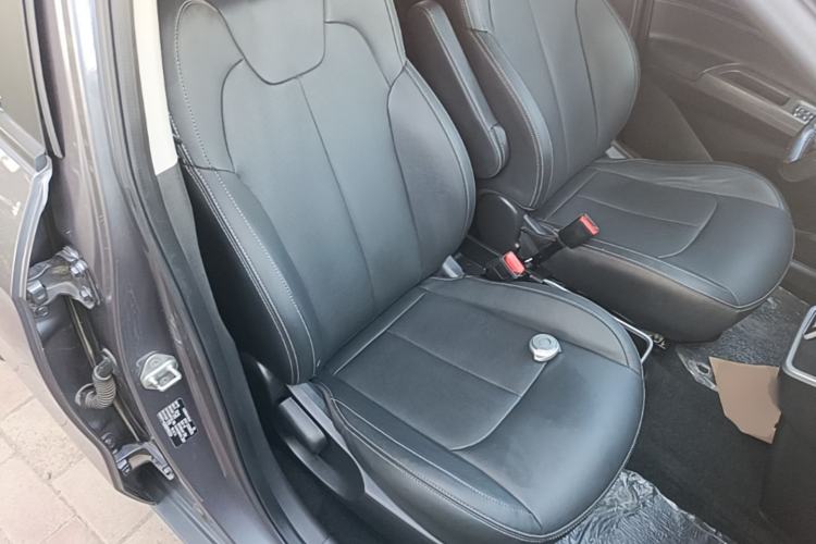 Used NETA V 2021 Long-Range Entertainment Edition Right Front Seat