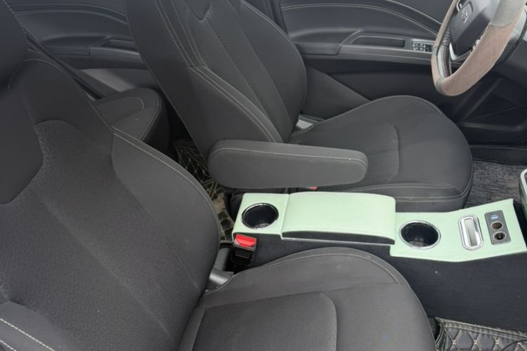 Used NETA V 2021 Standard Range Entertainment Version – Upgraded Model Right Front Seat