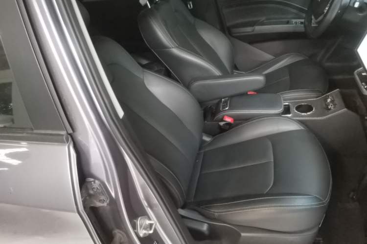 Used NETA V 2021 Long-Range Entertainment Edition Upgrade Model Right Front Seat