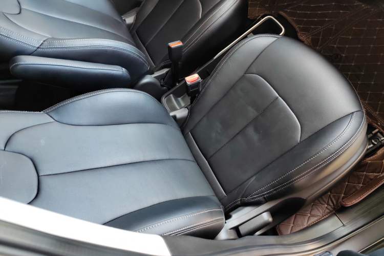 Used NETA V 2021 Standard Range Entertainment Version – Upgraded Model Right Front Seat