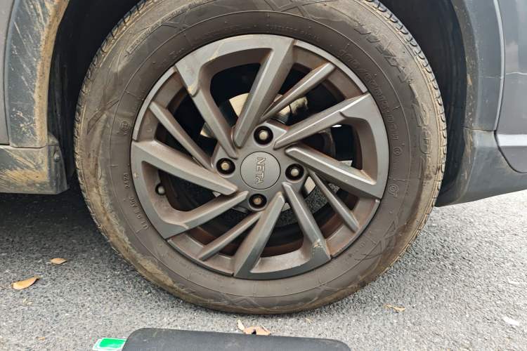 Used NETA V 2021 Standard Range Entertainment Version – Upgraded Model Right Front Wheel Hub