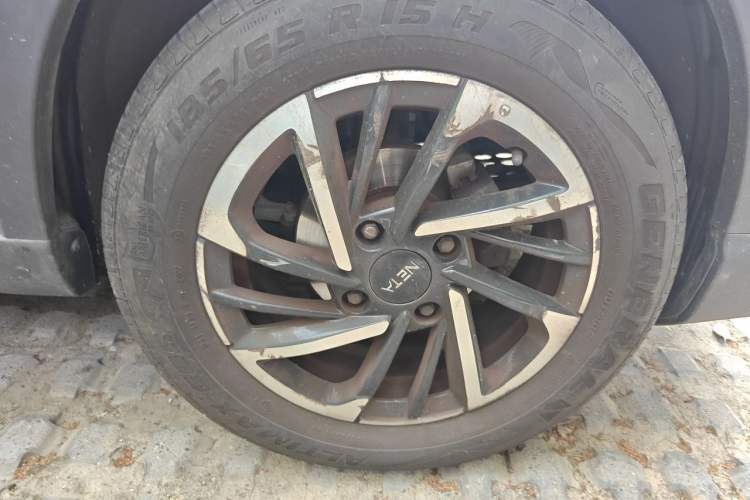Used NETA V 2021 Long-Range Entertainment Edition Upgrade Model Right Front Wheel Hub