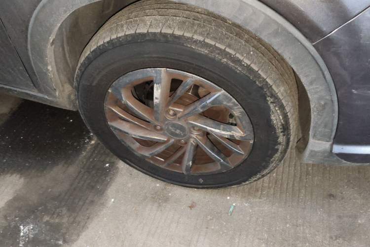 Used NETA V 2021 Standard Range Entertainment Version – Upgraded Model Right Front Wheel Hub