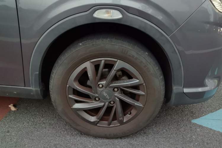 Used NETA V 2021 Standard Range Entertainment Edition Right Front Wheel Hub