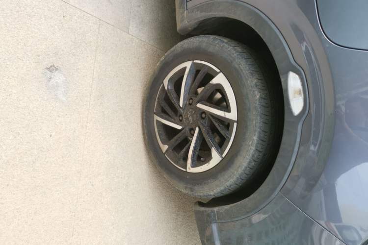 Used NETA V 2021 Long-Range Entertainment Edition Upgrade Model Right Front Wheel Hub