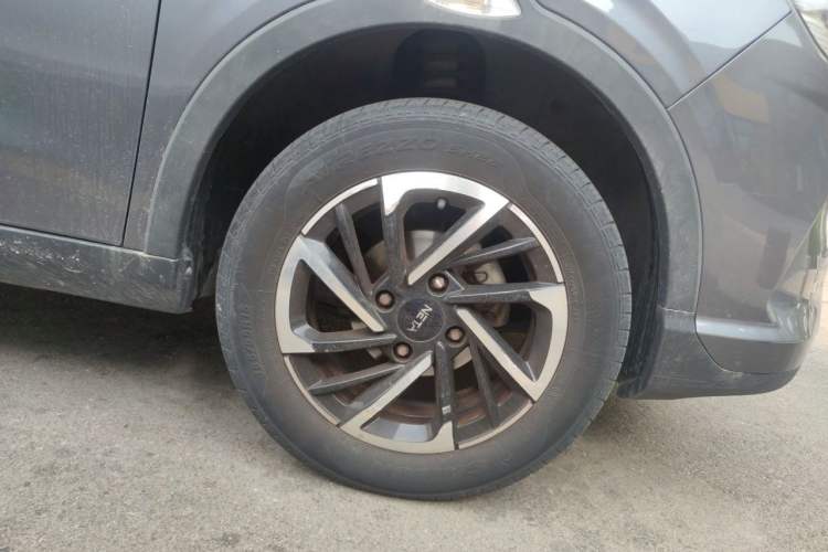 Used NETA V 2021 Long-Range Entertainment Edition Right Front Wheel Hub