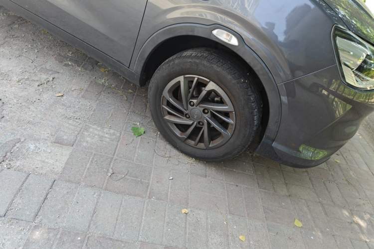 Used NETA V 2021 Standard Range Entertainment Version – Upgraded Model Right Front Wheel Hub
