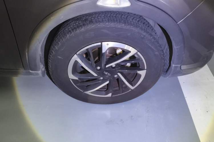 Used NETA V 2021 Long-Range Entertainment Edition Upgrade Model Right Front Wheel Hub