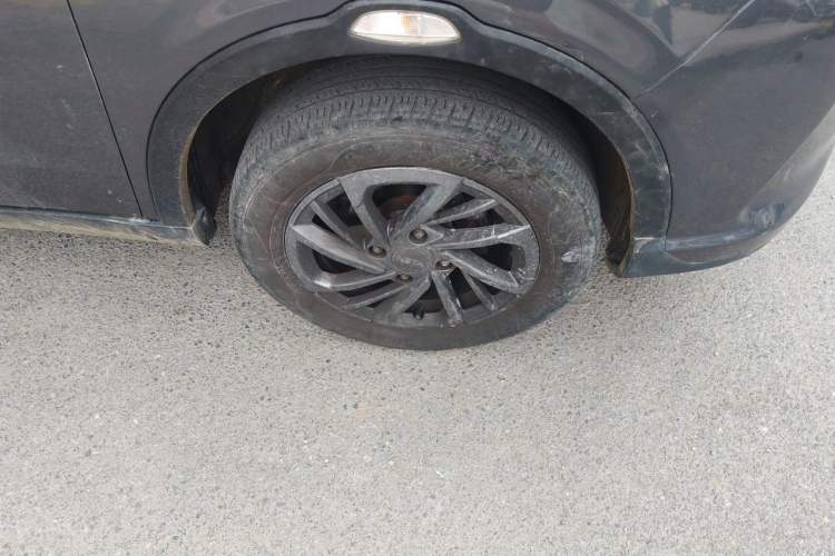 Used NETA V 2021 Standard Range Entertainment Version – Upgraded Model Right Front Wheel Hub