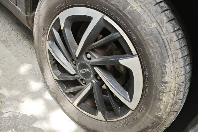 Used NETA V 2021 Standard Range Entertainment Version – Upgraded Model Right Front Wheel Hub