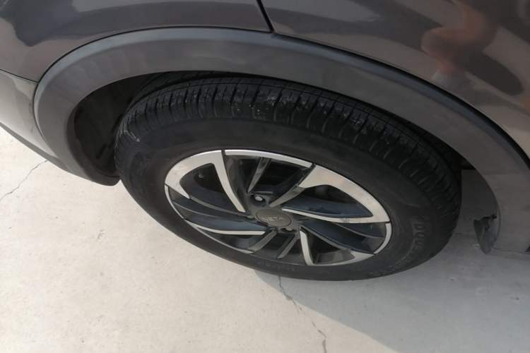 Used NETA V 2021 Long-Range Entertainment Edition Upgrade Model Right Rear Wheel Hub