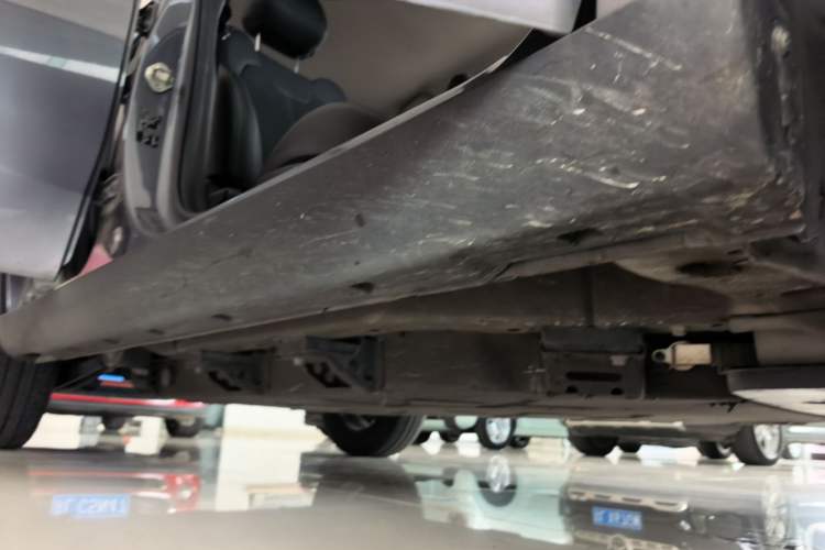Used NETA V 2021 Long-Range Entertainment Edition Upgrade Model Right Side Sill