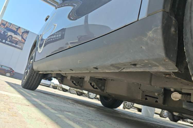 Used NETA V 2021 Long-Range Entertainment Edition Upgrade Model Right Side Sill