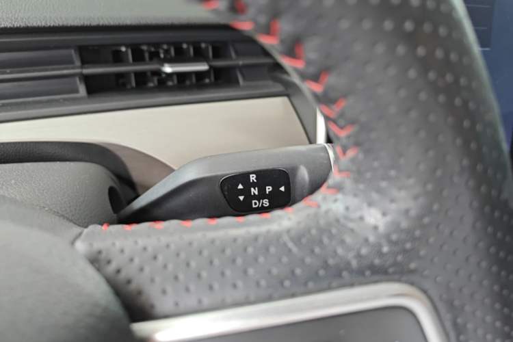 Used NETA V 2021 Long-Range Entertainment Edition Upgrade Model Gear Lever